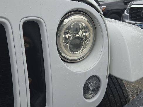 Used 2018 Jeep Wrangler Sahara w/ Connectivity Group AWD/4WD image 9