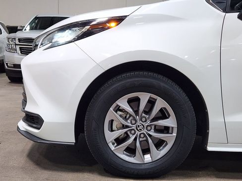 Used 2021 Toyota Sienna LE FWD image 5