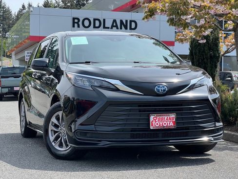 Certified 2024 Toyota Sienna LE FWD image 1