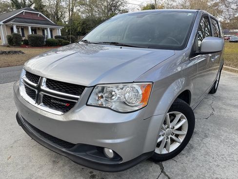 Used 2019 Dodge Grand Caravan SXT image 3