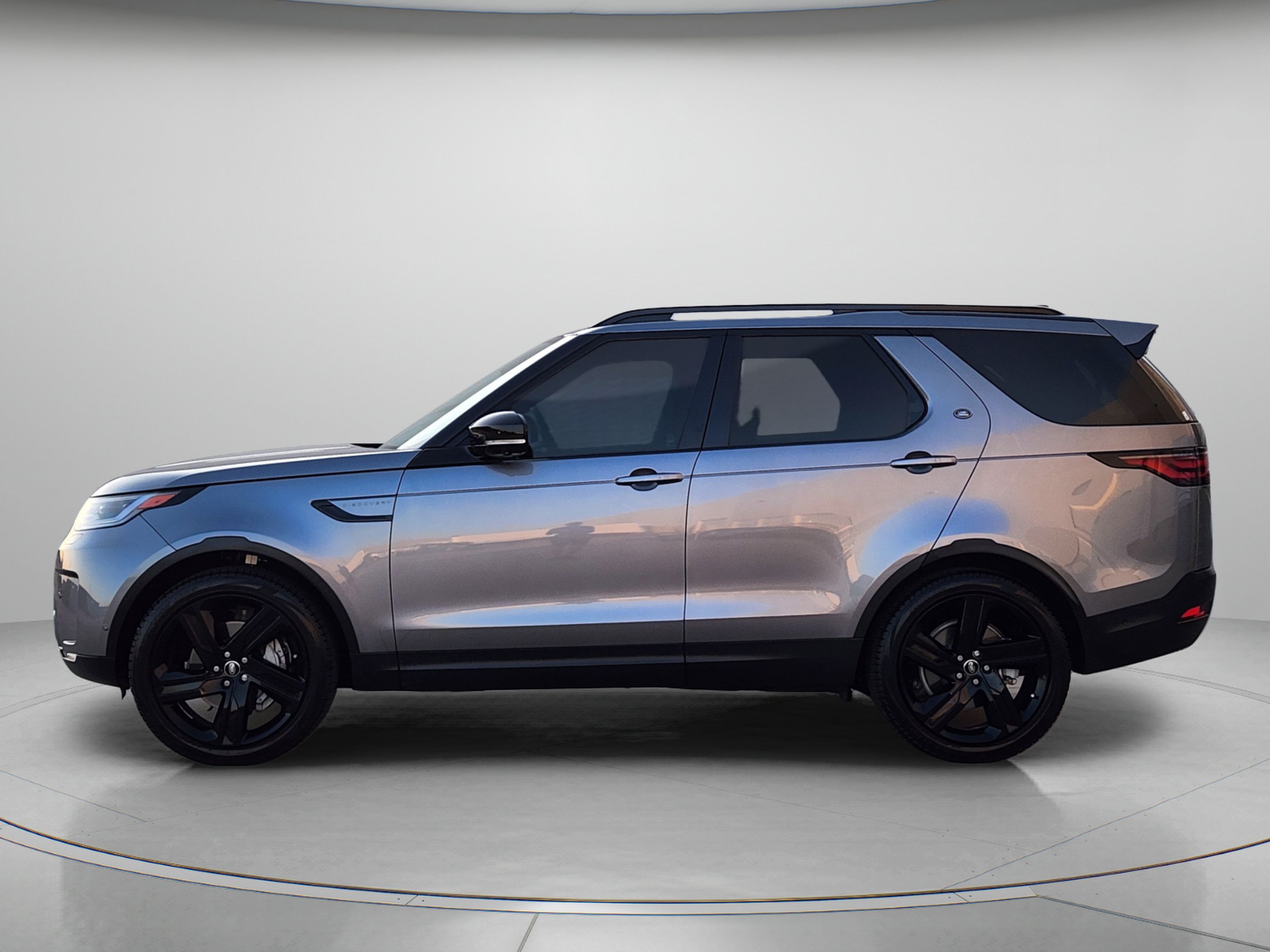 Certified 2025 Land Rover Discovery S AWD/4WD image 2