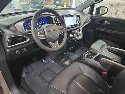 Used 2025 Chrysler Pacifica Select FWD image 18