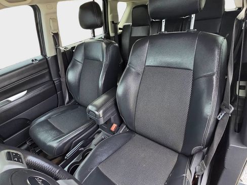 Used 2017 Jeep Compass Latitude FWD image 11