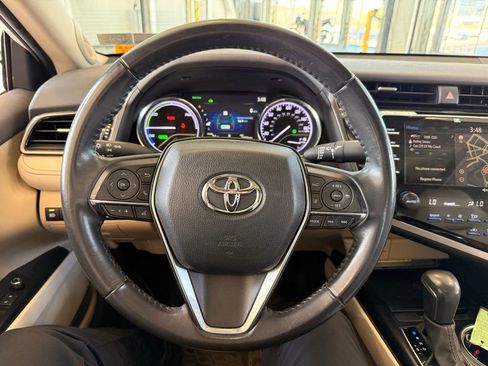 Used 2020 Toyota Camry XLE w/ Sunroof Package FWD image 9
