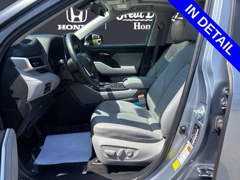 Used 2024 Toyota Highlander XLE AWD/4WD image 9
