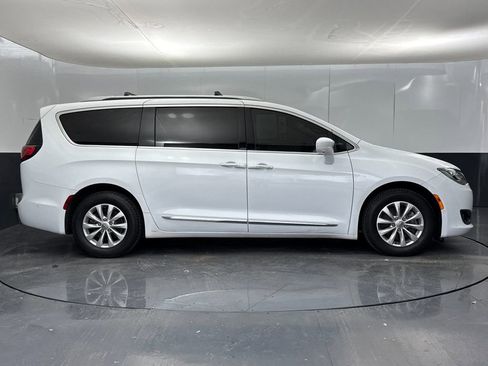 Used 2023 Chrysler Pacifica Touring-L image 2