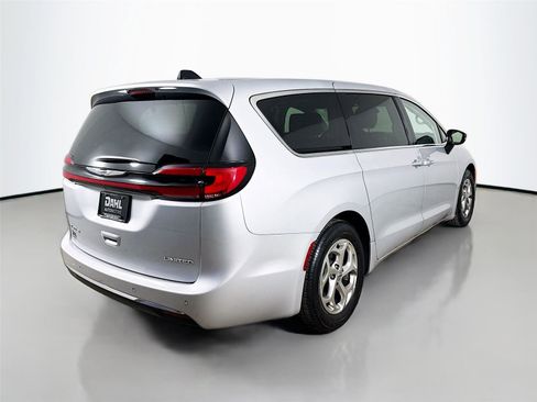 Used 2024 Chrysler Pacifica Limited image 7