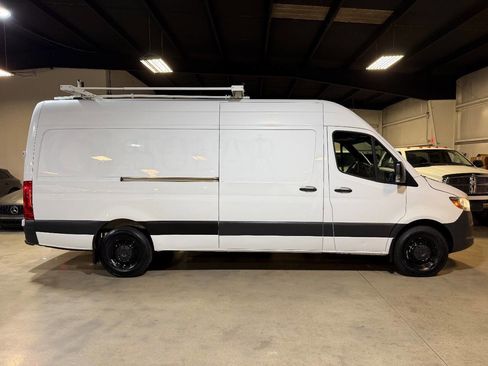 Used 2020 Freightliner Sprinter 2500 image 10