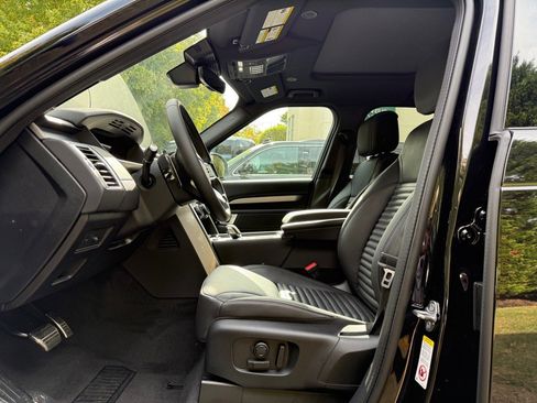 New 2025 Land Rover Discovery Dynamic SE image 5
