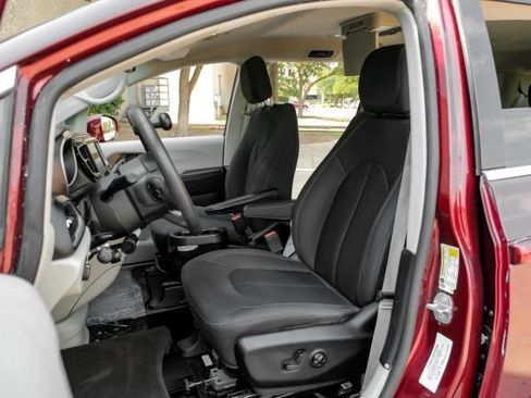 Used 2018 Chrysler Pacifica Touring Plus w/ Tire & Wheel Group image 31