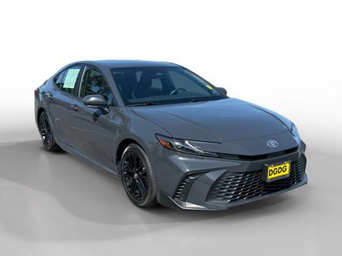 Used 2025 Toyota Camry SE image 7