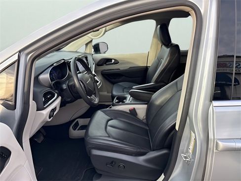 Used 2024 Chrysler Pacifica Touring-L image 16