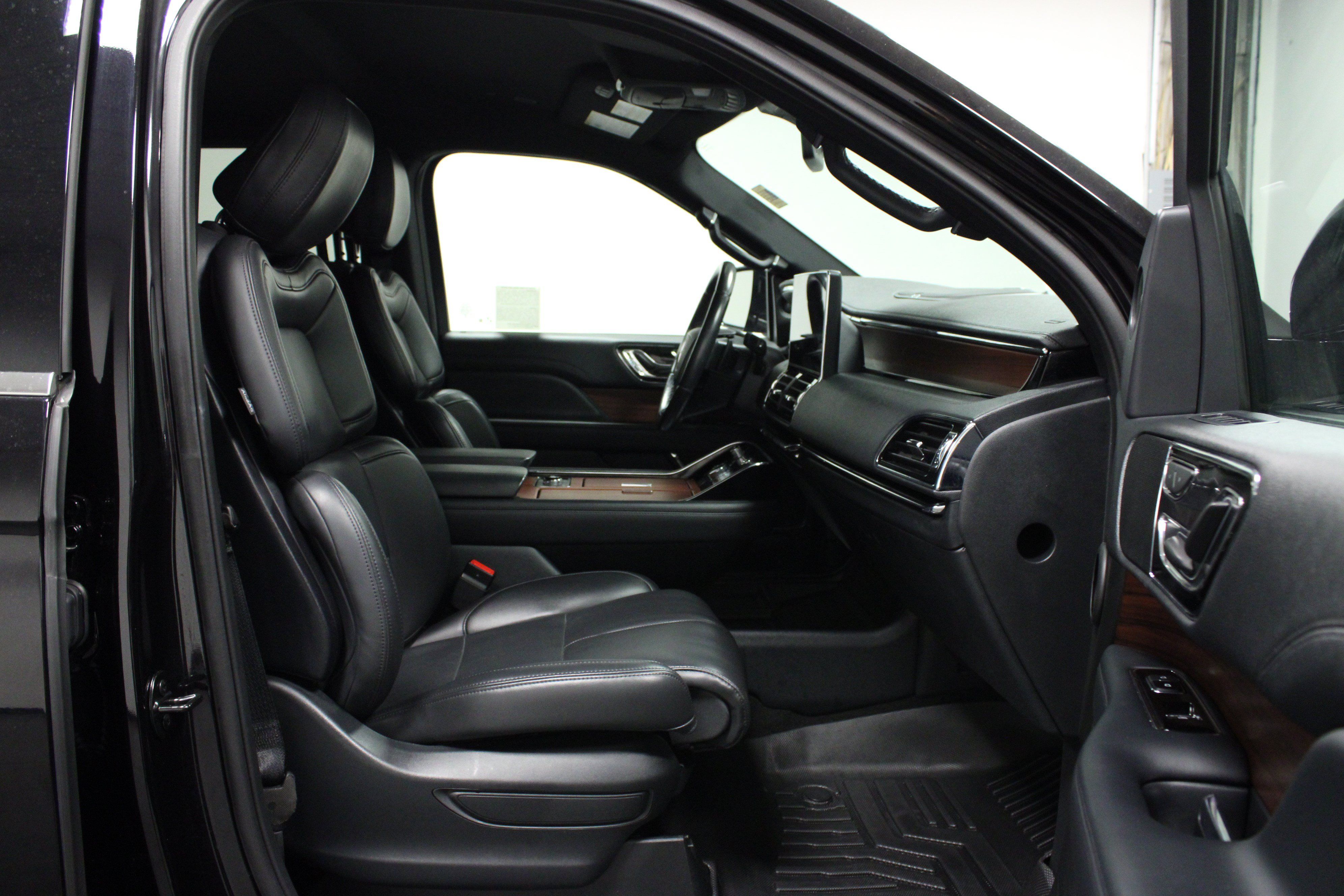 Used 2023 Lincoln Navigator 2WD image 17