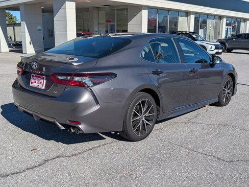 Used 2023 Toyota Camry SE image 3