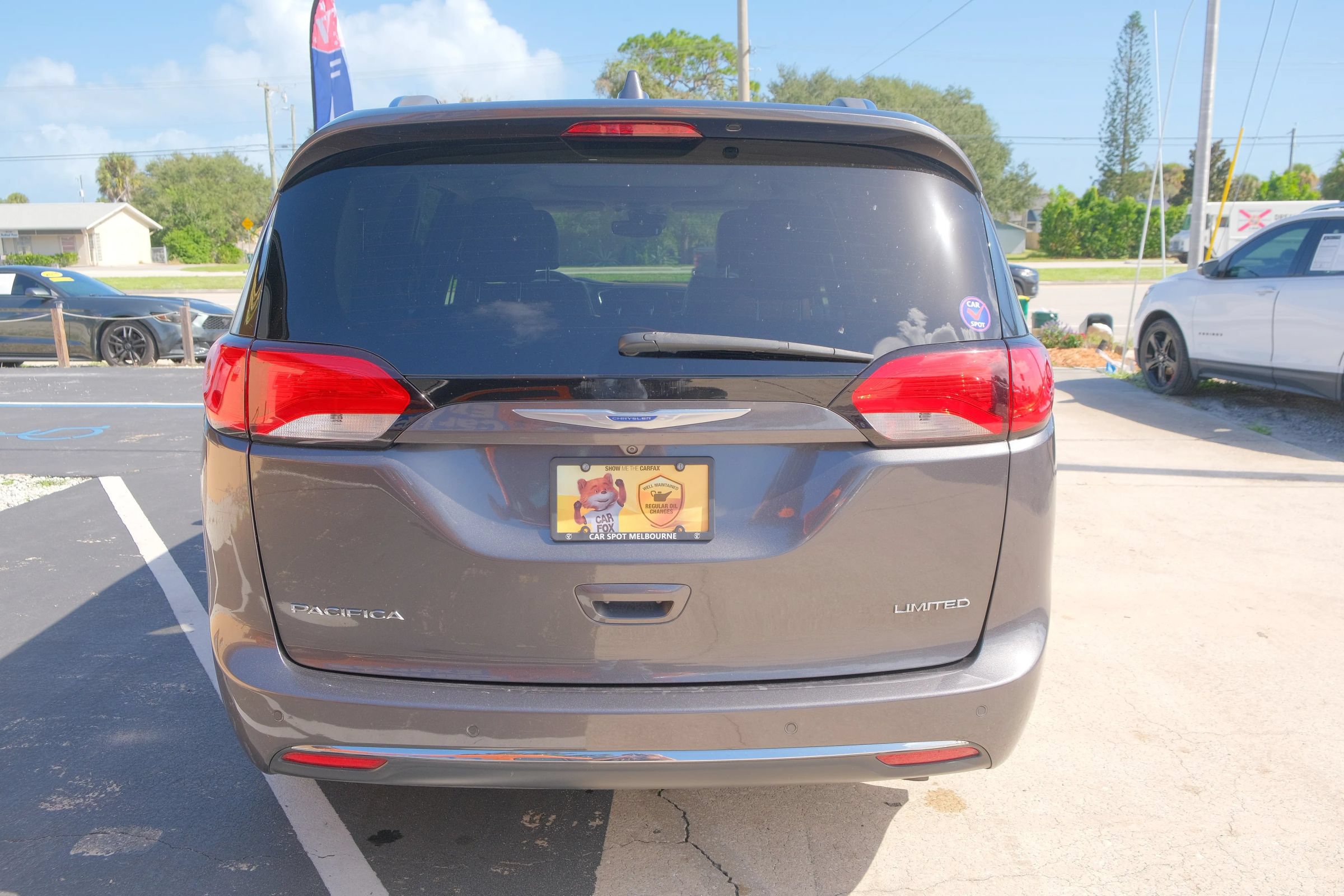 Used 2018 Chrysler Pacifica Limited w/ Tire & Wheel Group FWD image 6