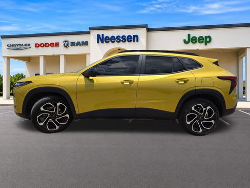 Used 2024 Chevrolet Trax RS w/ Sunroof Package FWD image 4