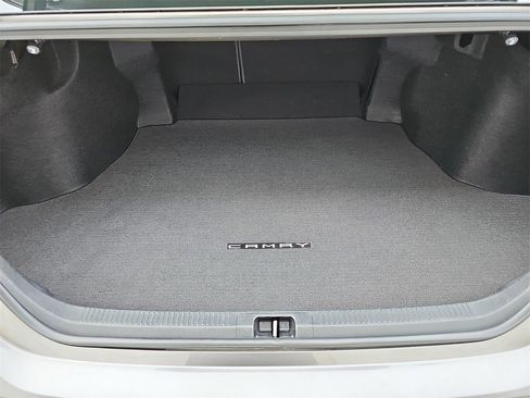 Used 2018 Toyota Camry LE image 12