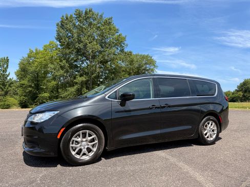 Used 2023 Chrysler Voyager LX FWD image 1