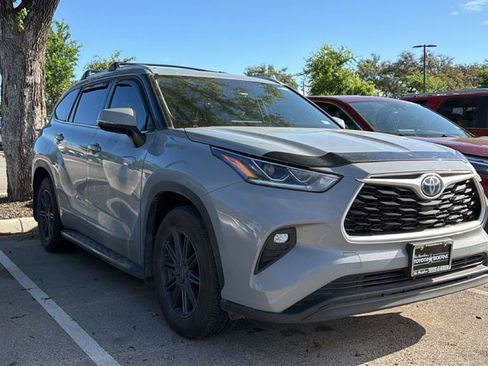 Used 2022 Toyota Highlander Bronze Edition image 3