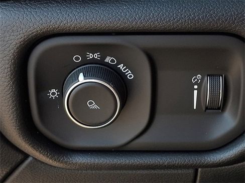 Used 2024 RAM 2500 Tradesman w/ Chrome Appearance Group image 25