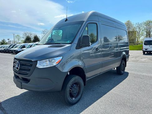 Used 2025 Mercedes-Benz Sprinter 2500 image 8