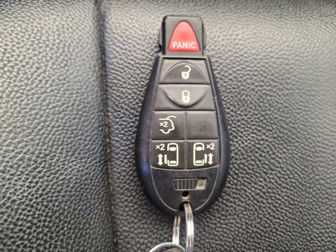 Used 2015 Chrysler Town & Country Touring image 32