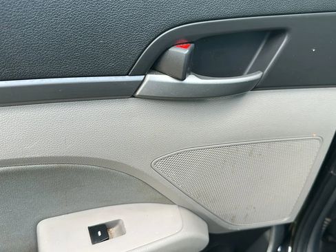 Used 2017 Hyundai Elantra SE FWD image 39