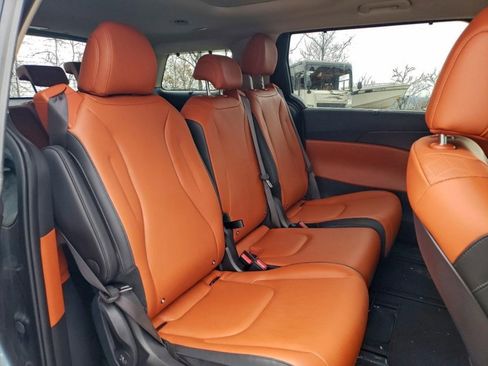 Used 2025 Kia Carnival SX w/ SX Dark Edition Package image 9