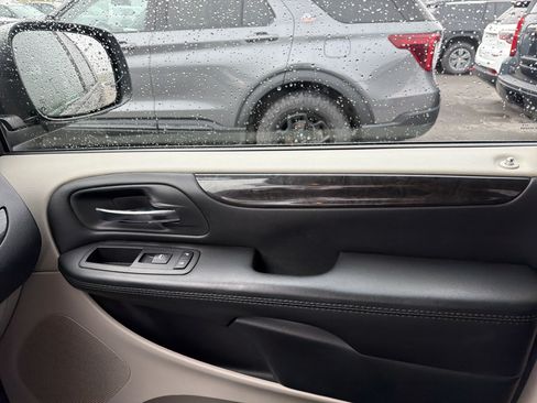 Used 2018 Dodge Grand Caravan SE FWD image 23