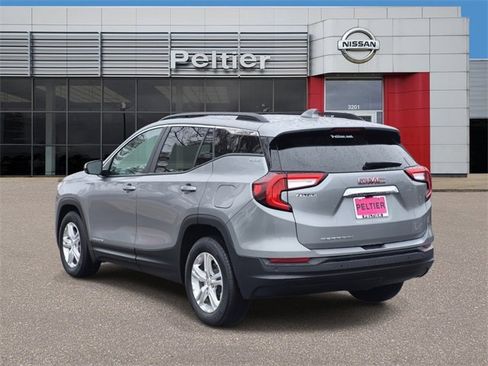 Used 2024 GMC Terrain SLE w/ Driver Convenience Package image 4