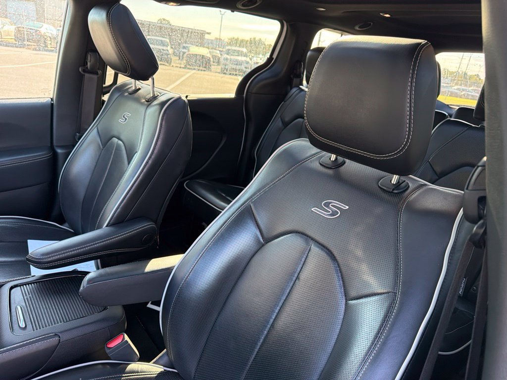 Used 2025 Chrysler Pacifica Limited FWD image 9