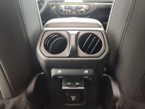 Used 2019 Jeep Wrangler Unlimited Sahara image 30