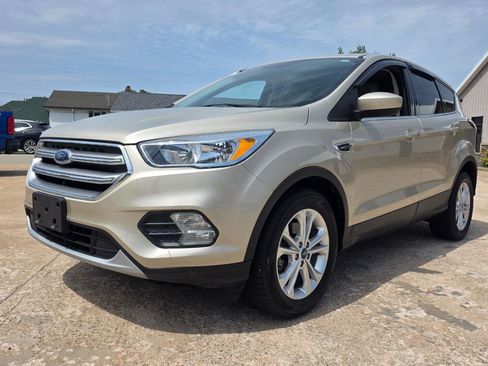 Used 2017 Ford Escape SE FWD image 2