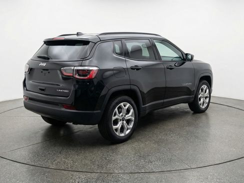 Used 2025 Jeep Compass Latitude image 9