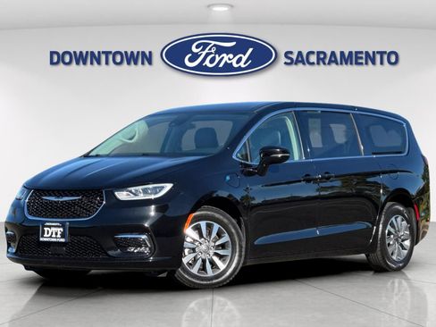 Used 2024 Chrysler Pacifica Limited FWD image 2