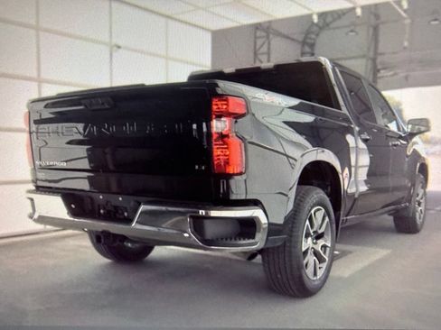 Used 2023 Chevrolet Silverado 1500 LT AWD/4WD image 3