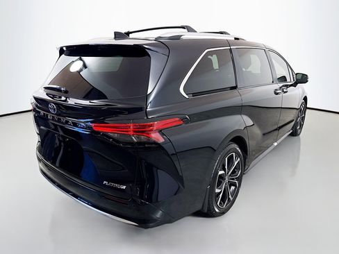 Used 2025 Toyota Sienna Platinum FWD image 7