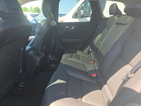Used 2022 Volvo XC60 B5 Momentum AWD/4WD image 9