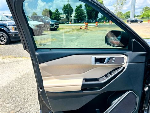 Used 2020 Ford Explorer XLT image 25