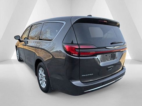 Used 2023 Chrysler Pacifica Touring-L image 5