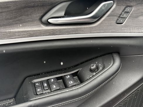 Used 2025 Jeep Grand Cherokee Limited w/ Luxury Tech Group II image 2