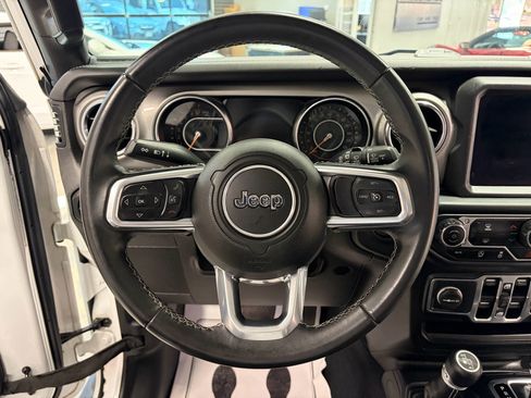 Used 2018 Jeep Wrangler Unlimited Sahara w/ Uconnect 4C Nav & Sound Group image 9