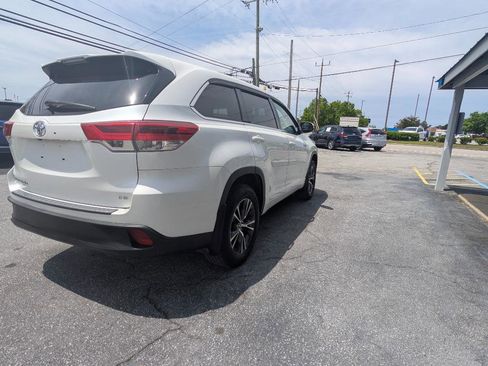 Used 2017 Toyota Highlander Plus FWD image 5