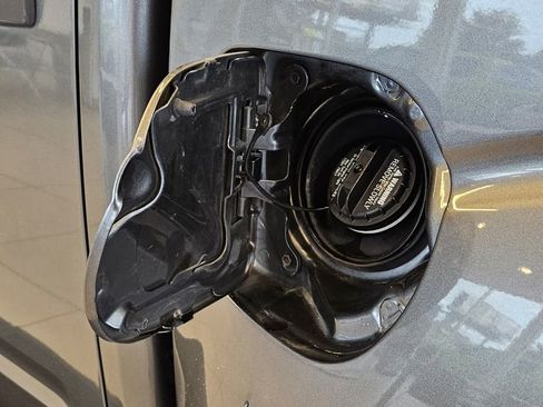 Used 2005 Nissan Frontier SE image 30