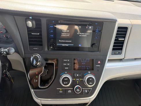 Used 2015 Toyota Sienna LE FWD image 10