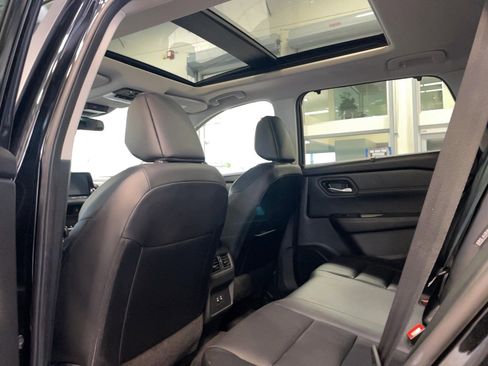 Used 2024 Nissan Rogue SV w/ SV Premium Package image 17