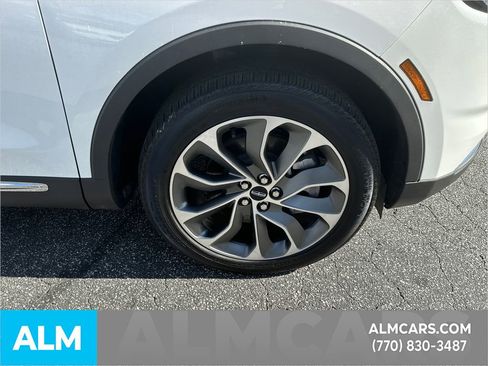 Used 2023 Lincoln Nautilus Reserve image 14