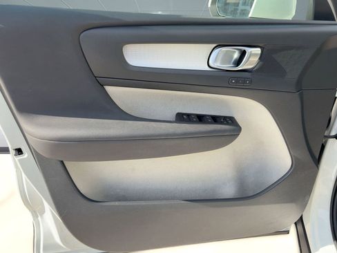 Certified 2021 Volvo XC40 T5 Momentum w/ Climate Package image 19