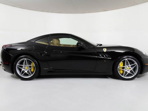 Used 2011 Ferrari California image 18