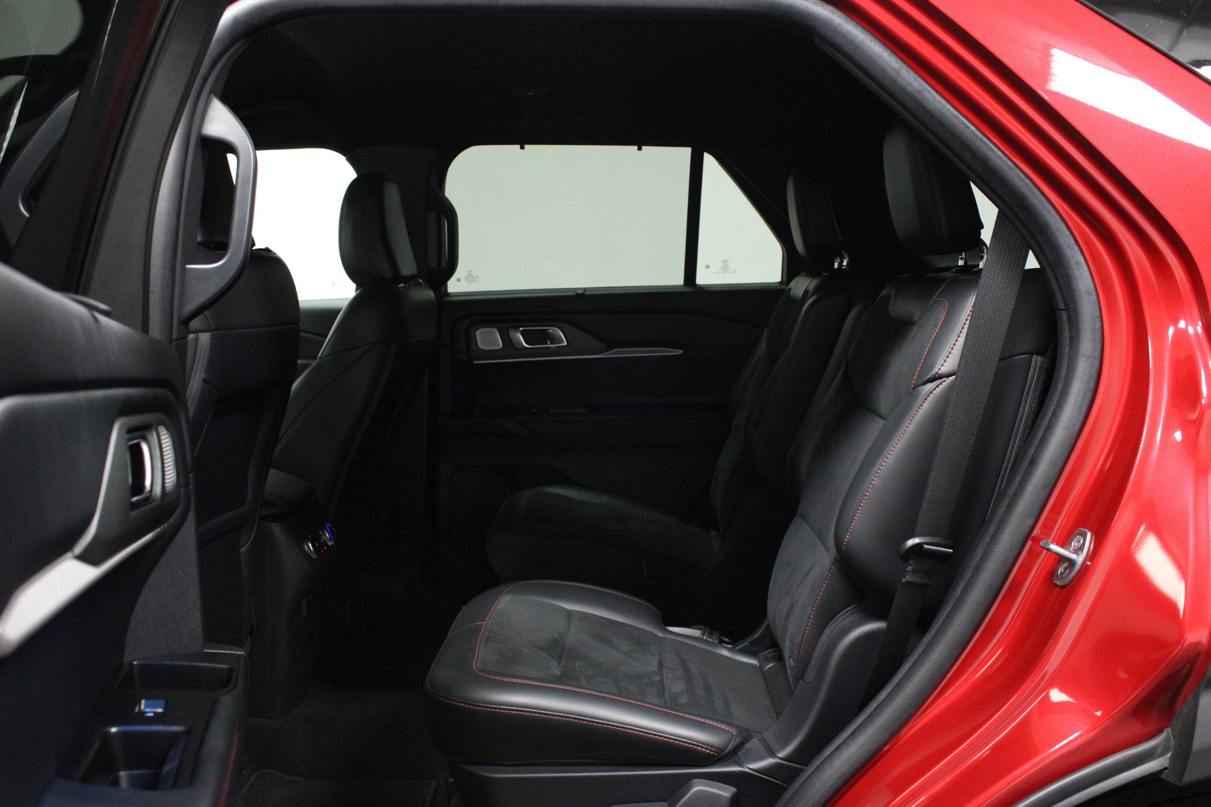 Used 2025 Ford Explorer ST RWD image 13